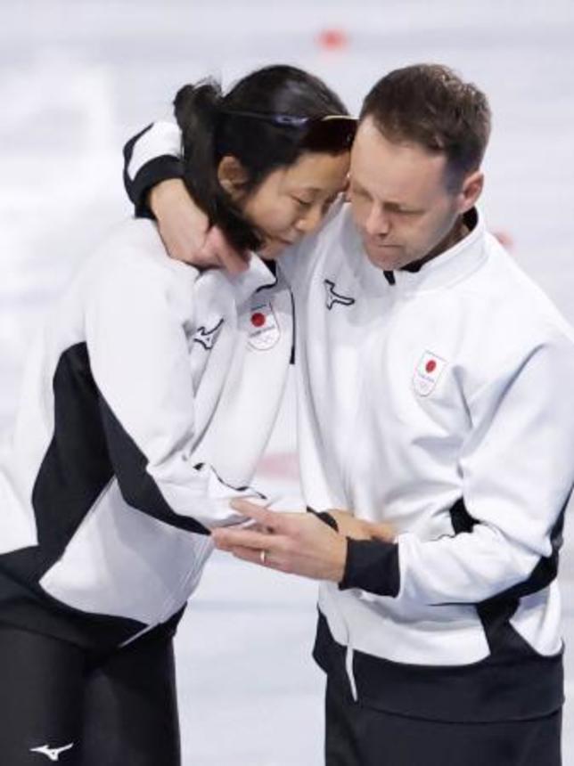 　ミラノ・コルティナ冬季五輪のスピードスケート女子１５００メートルで６位となり、ヨハン・デビット・コーチ（右）と抱き合う高木美帆＝２月、イタリア・ミラノ（共同）