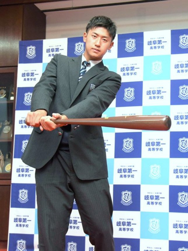 日本ハムと仮契約し、意気込む阪口樂内野手＝岐阜第一高