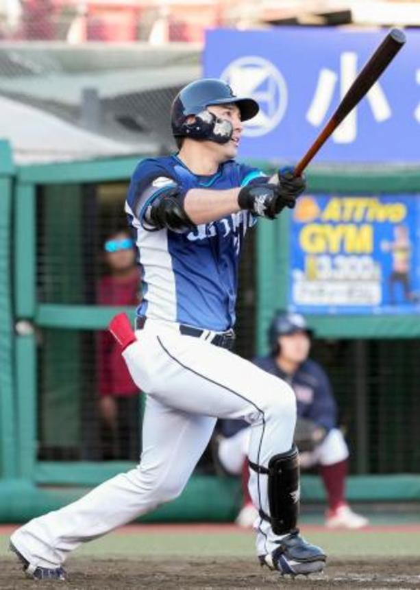 　８回西武２死一塁、林安可が右越えに２ランを放つ＝楽天モバイルパーク