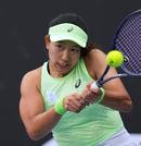 　女子シングルス１回戦でプレーする内島萌夏＝メルボルン（ＡＰ＝共同）