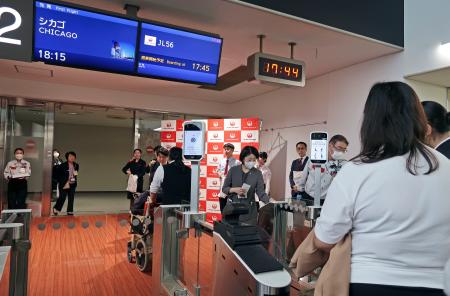 　日本航空の成田―シカゴ線の搭乗口＝５月、成田空港