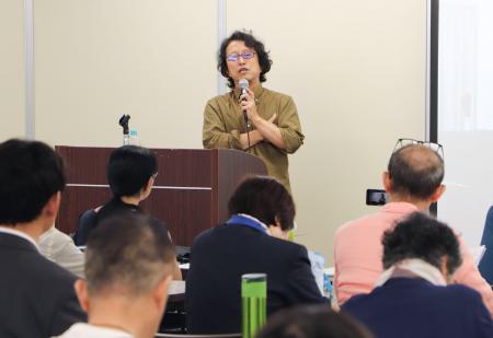 　満蒙開拓の番組上映後に講演する精神科医で劇作家の胡桃沢伸さん＝１３日午後、東京都千代田区