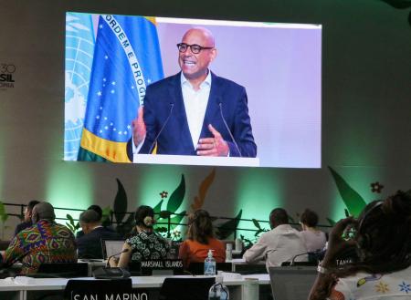 　ＣＯＰ３０の閣僚級会合で演説する条約事務局のスティール事務局長＝１７日、ブラジル・ベレン（共同）