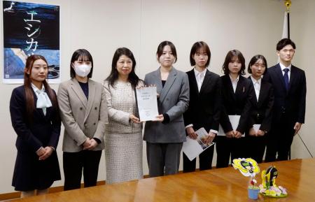 　堀井奈津子消費者庁長官（左から３人目）に提言書を渡した徳島県内の大学生グループ＝１７日午後、東京・霞が関