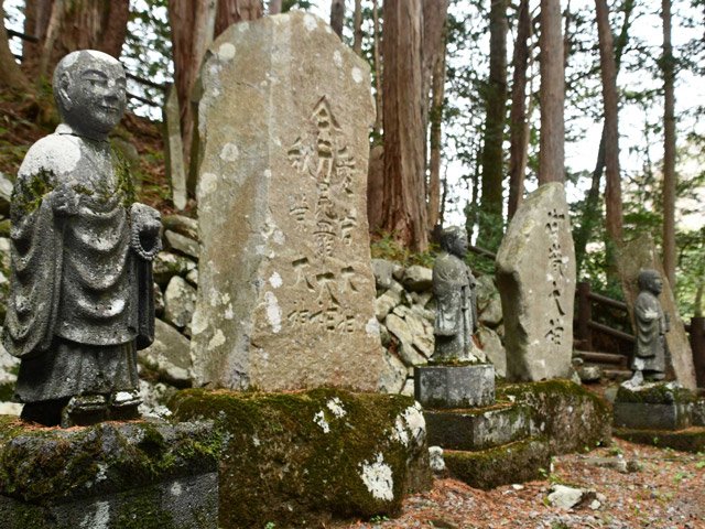 一位森八幡神社の境内に祭られた石仏＝同市高根町日和田