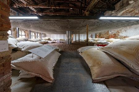 　ベネチア・ビエンナーレ国際建築展の国別参加部門で、金獅子賞に選ばれたバーレーンの展示（Ａｎｄｒｅａ　Ａｖｅｚｚ☆（グレーブアクセント付きＵ小文字）撮影）