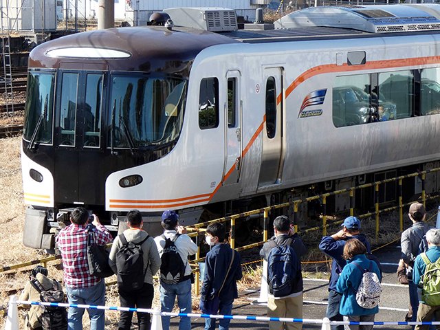 一般向けに初めて展示された「ＨＣ８５系」の試験走行車＝美濃加茂市太田町