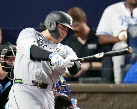 　ロイヤルズ戦の３回、右翼線に適時二塁打を放つホワイトソックス・村上＝カンザスシティー（共同）