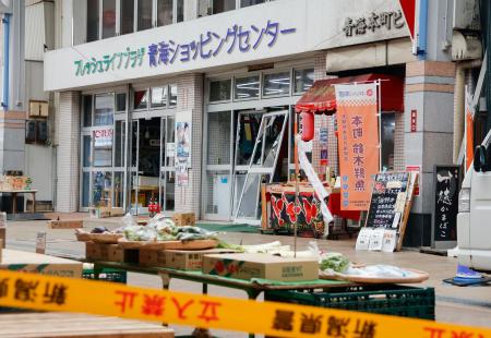 　爆発で窓ガラスなどが割れた商業ビル＝１３日午後１時１５分、新潟市中央区