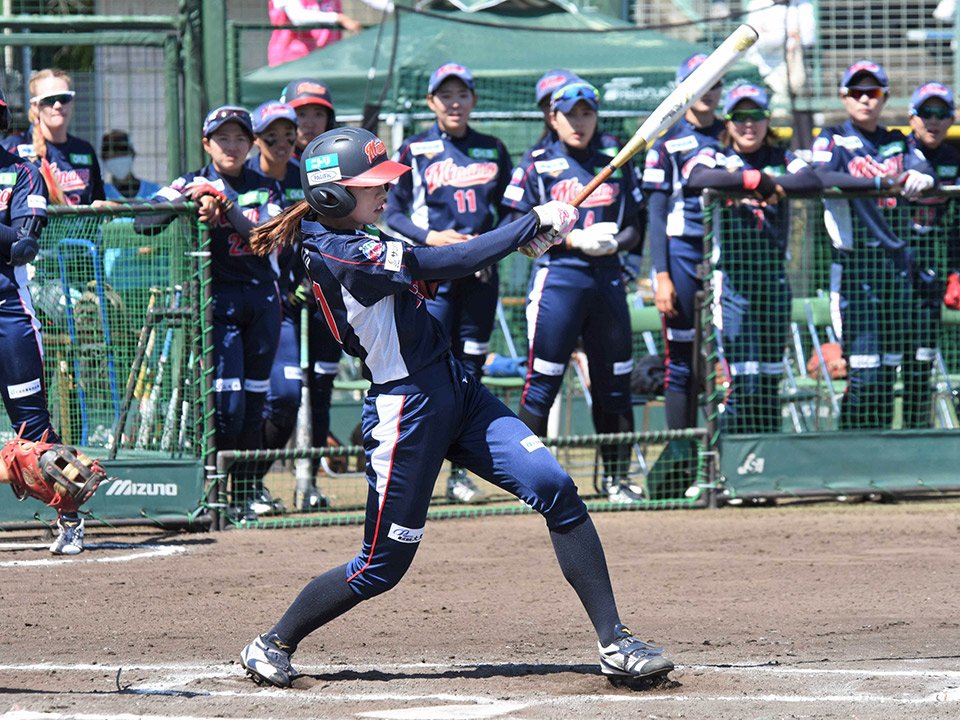 豊田自動織機×大垣ミナモＳＣ＝１回裏大垣ミナモ１死、チーム初安打を放つ伊藤＝大垣北公園
