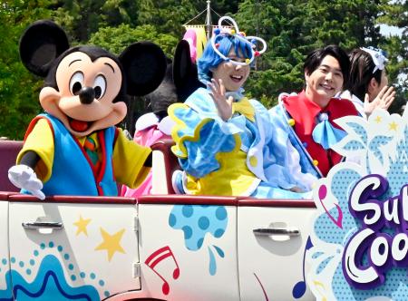 　報道陣に公開された、東京ディズニーランドと東京ディズニーシーで始まる夏のイベントで観客の前に登場した、ミッキーと「Ｍｒｓ．　ＧＲＥＥＮ　ＡＰＰＬＥ（ミセス・グリーン・アップル）」＝１日午前、千葉県浦安市