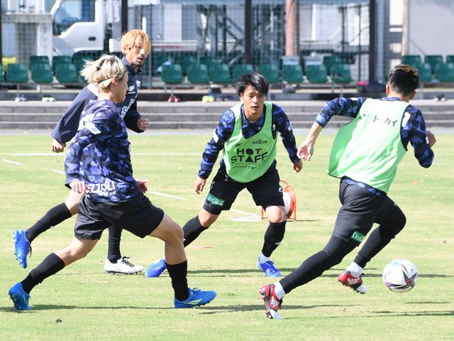 長野戦に向けて調整する深堀（左から３人目）らＦＣ岐阜の選手たち＝２０日、岐阜市北西部運動公園