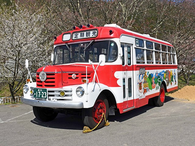 濃飛バスのボンネットバス＝高山市国府町広瀬町、桜野公園