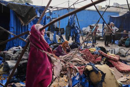　ガザ中部デールバラハで、イスラエルの攻撃による被害状況を調べるパレスチナ人＝１７日（ＡＰ＝共同）
