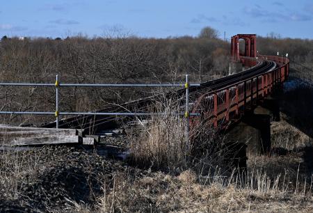 　廃止となったＪＲ日高線鵡川―様似間に残る鉄橋＝３月、北海道むかわ町