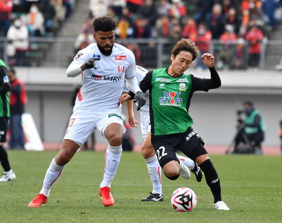 ＦＣ岐阜×名古屋＝後半、相手とボールを競り合うＦＣ岐阜のＭＦ文。左は名古屋のパトリック＝長良川競技場