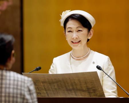 　「第５７回愛育班員全国大会」の式典で、さいたま市保健愛育会の代表者に表彰状を授与される秋篠宮妃紀子さま＝２２日午前、東京・元赤坂の明治記念館