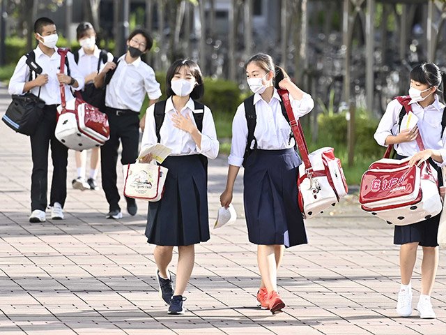 対面授業再開を受け、登校する生徒たち＝２７日午前７時５８分、岐阜市大縄場、岐阜高校
