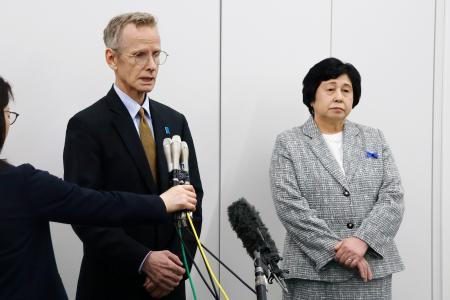 　取材に応じる在日米大使館のジェローム・ライアン１等書記官（左）と曽我ひとみさん＝１３日午後、新潟県佐渡市役所