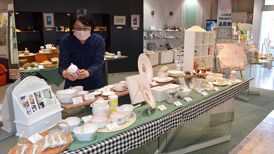 パンと器をテーマにした展示＝多治見市本町、市ＰＲセンター