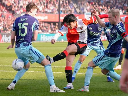 　アヤックス戦の後半、攻め込むフェイエノールトの上田（中央）＝ロッテルダム（共同）