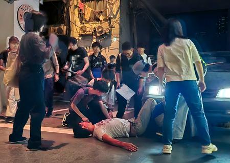 　防災学習施設で行われたイベントで、けが人を救助する手順を学ぶ大学生ら＝２８日午後、東京都江東区