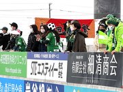 ＦＣ岐阜の選手を出迎えるサポーター＝２１日午後２時５４分、同