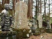一位森八幡神社の境内に祭られた石仏＝同市高根町日和田