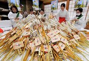 新年に向けて用意された金色の破魔矢＝５日午前１０時３８分、岐阜市金町、金神社（撮影・坂井萌香）