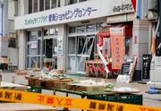 　爆発で窓ガラスなどが割れた商業ビル＝１３日午後１時１５分、新潟市中央区