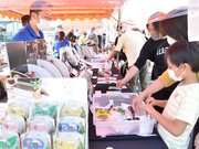 刃物大廉売市でお目当ての品を探す来場者＝１６日午後２時１０分、関市本町、大垣共立銀行関支店駐車場