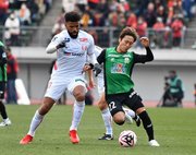 ＦＣ岐阜×名古屋＝後半、相手とボールを競り合うＦＣ岐阜のＭＦ文。左は名古屋のパトリック＝長良川競技場