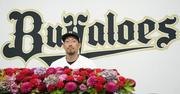 　記者会見に臨む、今季限りで現役を引退するオリックスの平野佳寿投手＝２５日、京セラドーム大阪