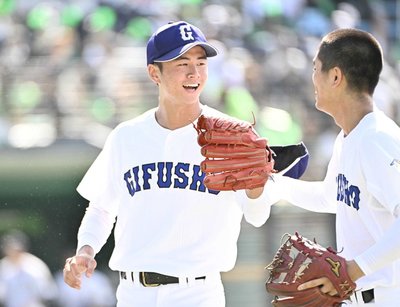 県岐阜商×高山西＝１回表のピンチを乗り切り、笑顔でベンチに戻る県岐阜商の安田＝長良川