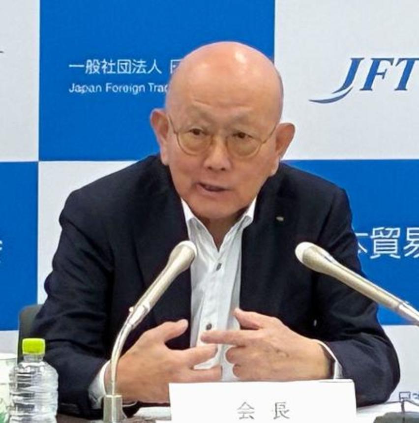 　記者会見する日本貿易会の岡藤正広会長＝１５日、東京都千代田区