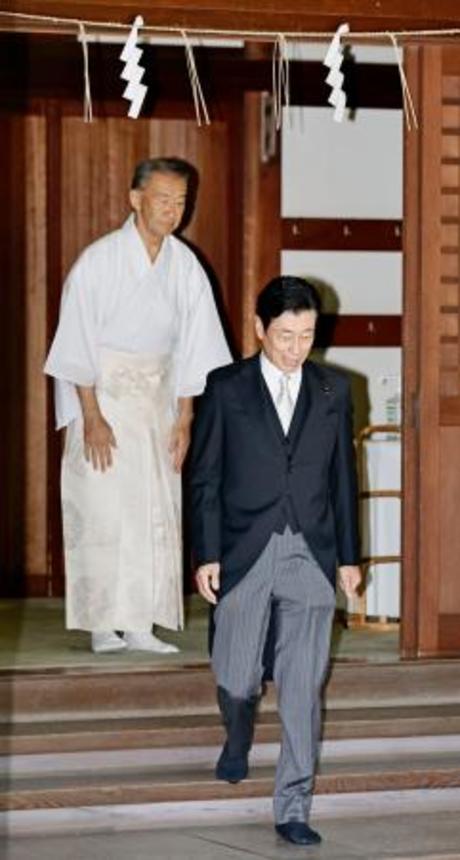 　靖国神社の参拝を終えた自民党の西村元経産相＝１３日午前、東京・九段北