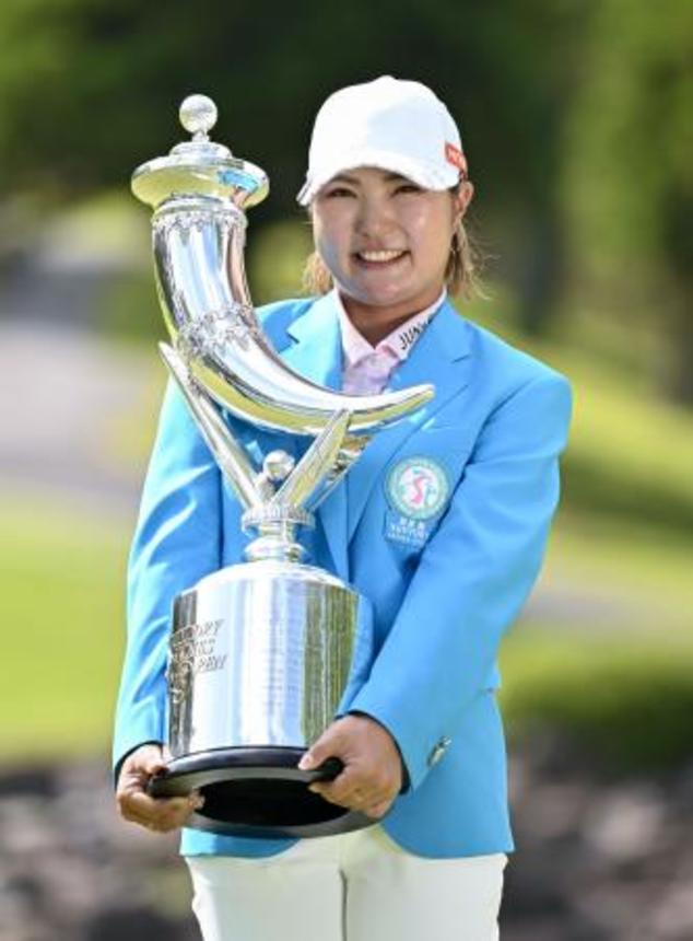 　通算１６アンダーで優勝した高橋彩華＝六甲国際ＧＣ