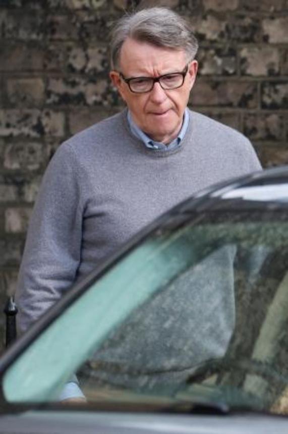 　車両に乗り込む英国のマンデルソン前駐米大使＝１１日、ロンドン（ロイター＝共同）