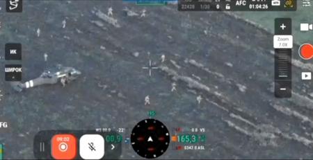 　ウクライナ・ポクロウシクに展開するヘリコプターや部隊を写したとされる動画の画像（ウクライナ軍関係者提供、ロイター＝共同）