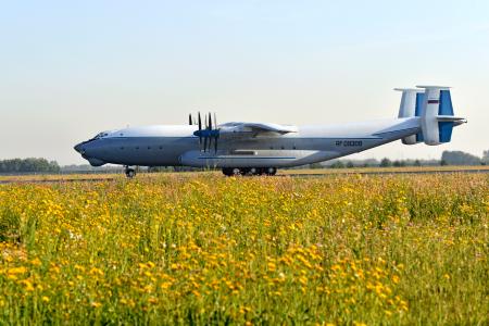 　アントノフ２２＝２０１９年８月、ロシア・ノボシビルスク（タス＝共同）