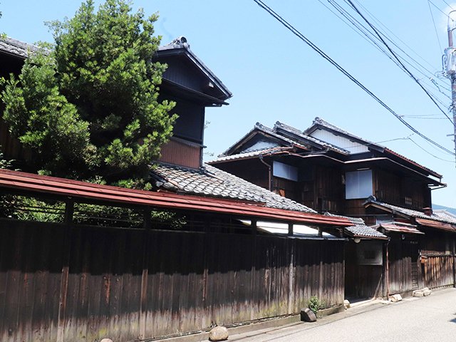 保存活用に向けた現地見学会を開く旧いとう旅館＝岐阜市元浜町