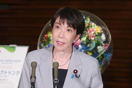 　イランのペゼシュキアン大統領との電話会談後、取材に応じる高市首相＝１日午後、首相官邸