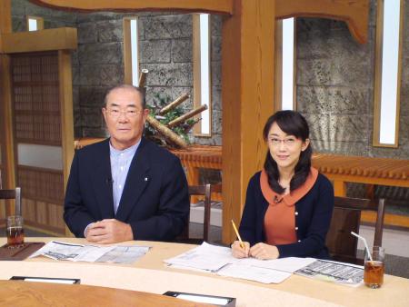　ＴＢＳ「サンデーモーニング」のスポーツコーナーを担当する唐橋ユミさん（右）と張本勲さん＝２０１１年１１月、東京都港区