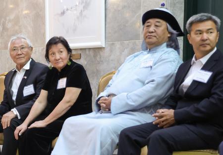 　ウランバートルの日本大使公邸で、天皇、皇后両陛下との面会を待つウルジートグトフさん（右端）＝１１日（共同）