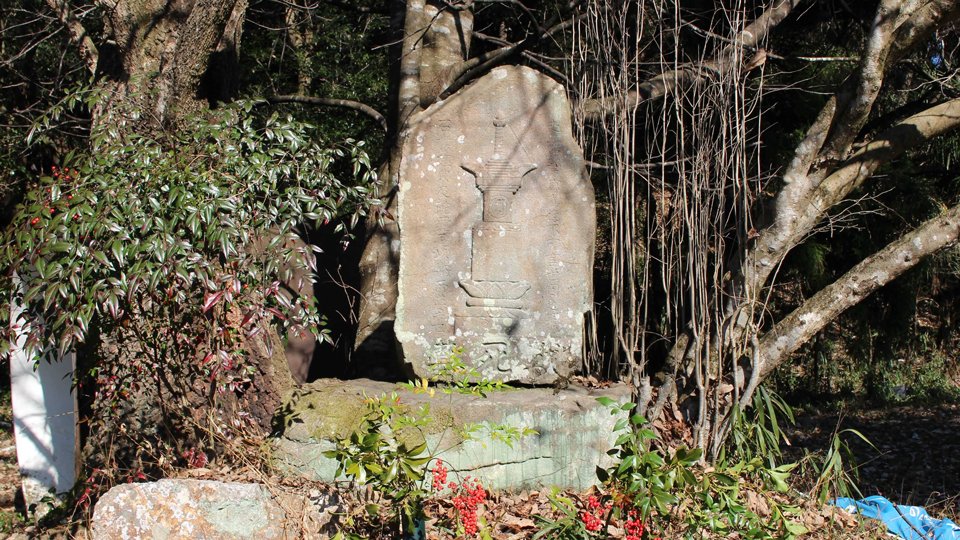 六万墓から歩いて５分ほどの場所に立つ「戦死墓」。地元では千人塚と呼ばれ、背面には天文１１年の戦いから２５０回忌に建てられたことが記されている＝山県市大桑