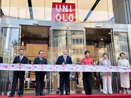 　ユニクロ上海グローバル旗艦店の開店でテープカットをするファーストリテイリング幹部ら＝３０日、中国上海市（共同）