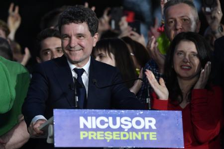 　ルーマニア大統領選の決選投票終了後、報道陣に話す首都ブカレストのダン市長＝１８日、ブカレスト（ゲッティ＝共同）