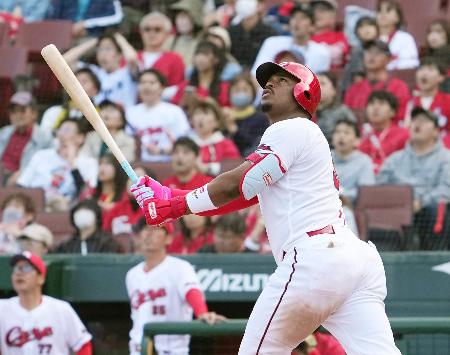 　９回広島１死、モンテロが左越えにサヨナラ本塁打を放つ＝マツダ