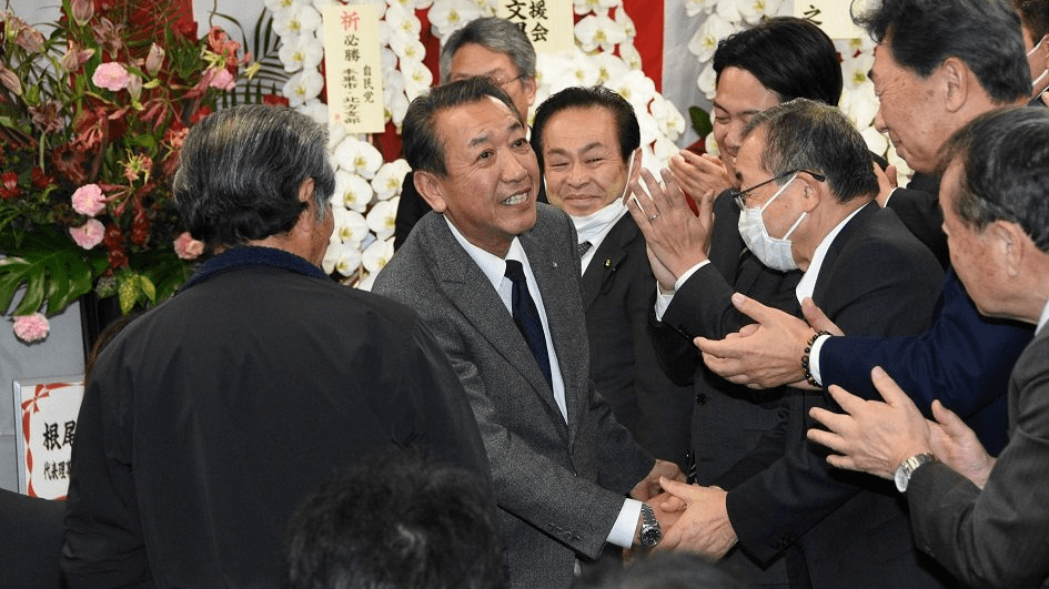 ３選が決まり、近隣首長から祝福を受ける戸部哲哉氏＝岐阜県北方町