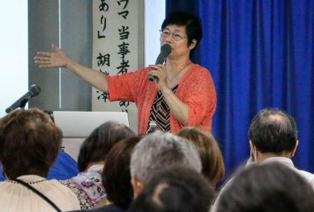　集会で自身の体験を証言する藤岡美千代さん＝２９日午後、大阪市北区